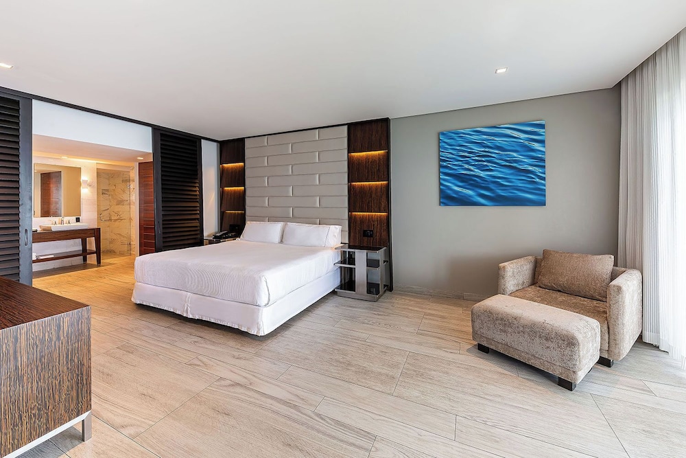 ENCLAVE OCEAN FRONT MASTER SUITE - KING BED