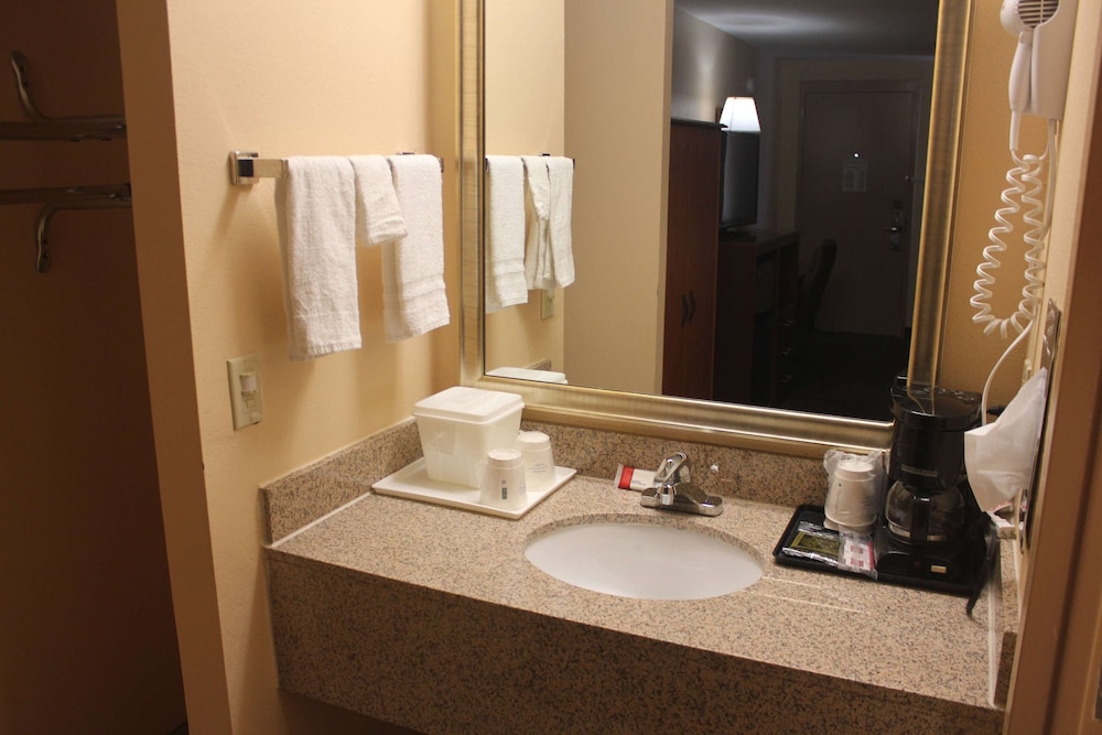 Suite, 1 King Bed, Microwave - Photo 3