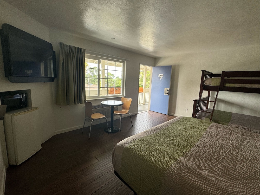 Signature Room, 1 King Bed, Non Smoking - Photo 3
