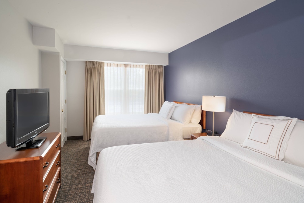 Suite, 2 Bedrooms (Mobility/Hearing Access, Roll-In Shwr) photo 3