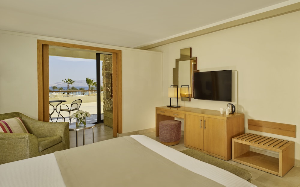 Superior Room, Beachfront thumbnail 5