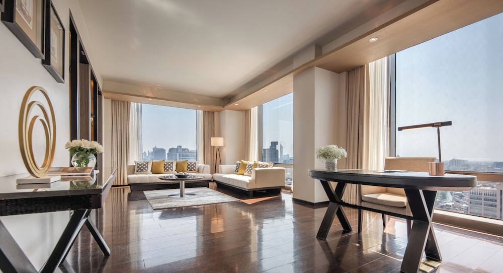 Club Suite, 1 King Bed with Sofa bed (Privilege) thumbnail 6