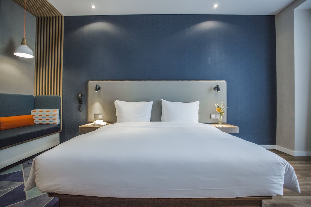 Suite, 1 King Bed, River View