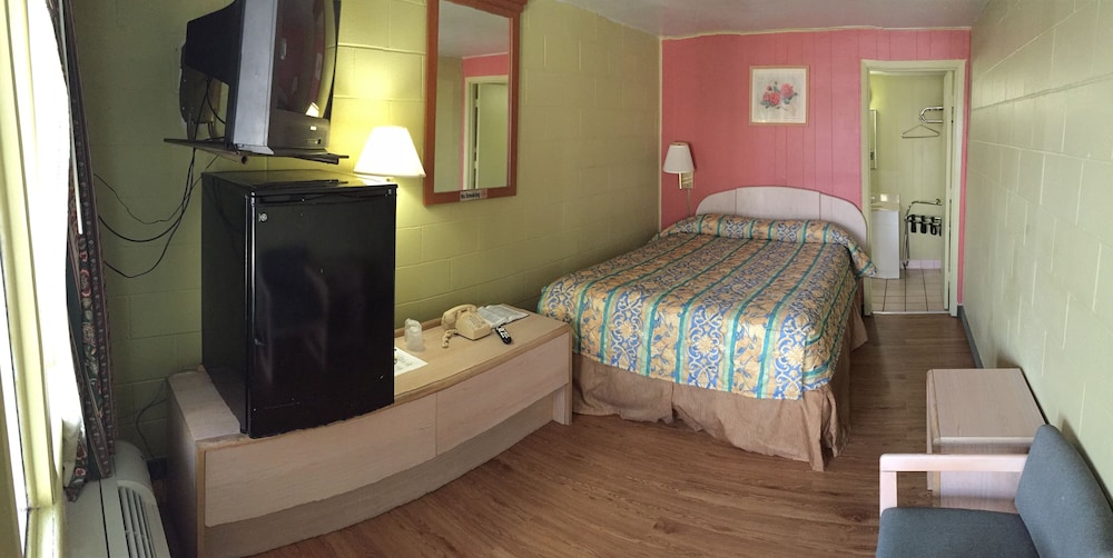 Standard Room, 1 Queen Bed, Smoking photo 3