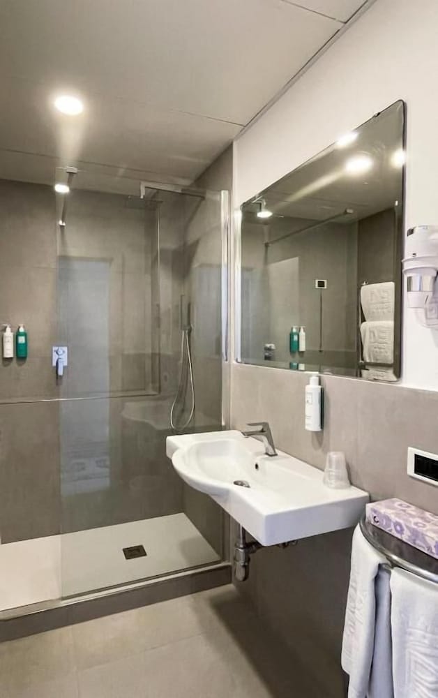 Classic Double or Twin Room, City View - Photo 3