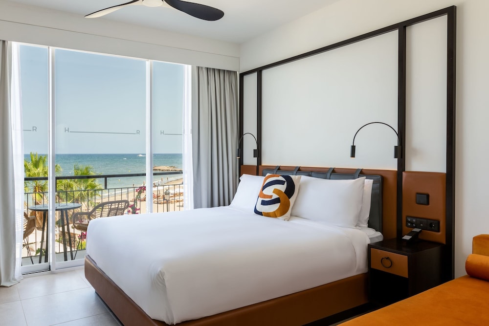 Premium Room, 1 Queen Bed, Sea View (Balcony) - Photo 6