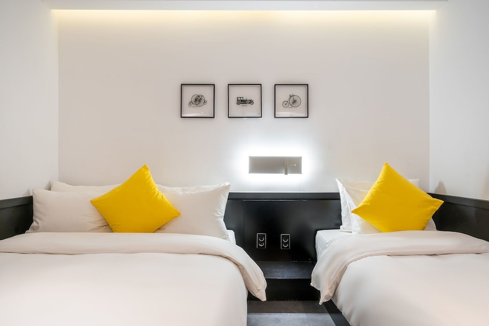 Suite (1 double bed and 1 single bed)