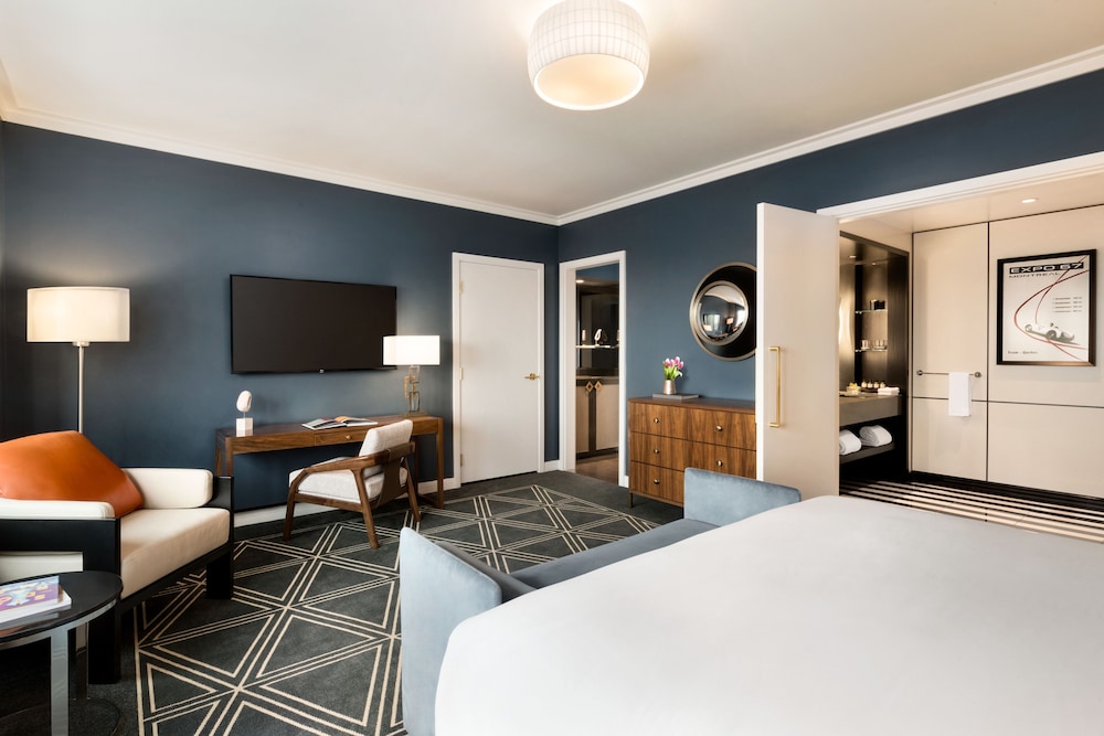 Gold Signature King Room with One King Bed (Non Smoking)