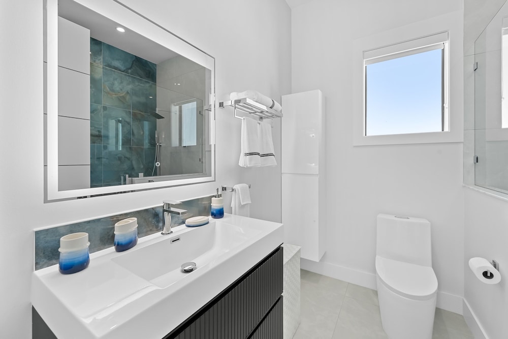 Luxury Seaside Escape ~ Heated Pool w Jacuzzi ~ Elevator ~ Dock ~ Scenic Views, Billede 56