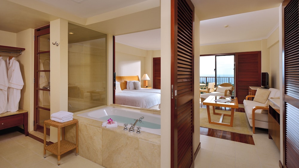 Club Deluxe, King, High Floor, with Club Service, Non Smoking - Adult Only 13 or over photo 3