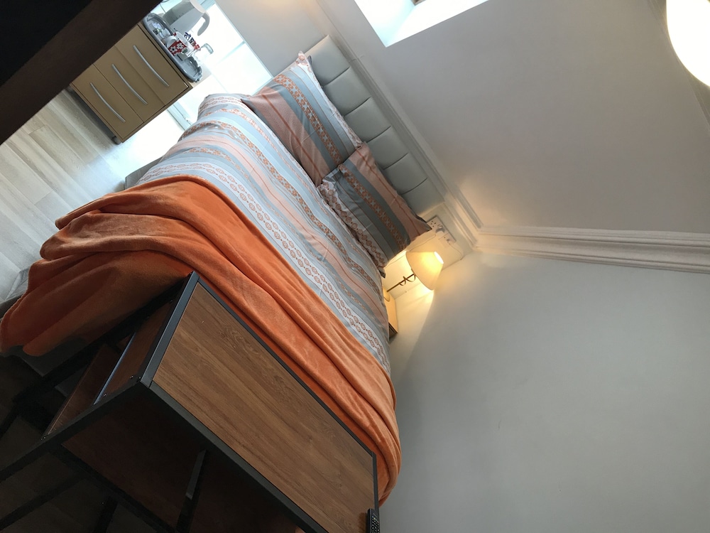 Business Double Room, 1 Double Bed, Ensuite, Mountain View (THREE) photo 1