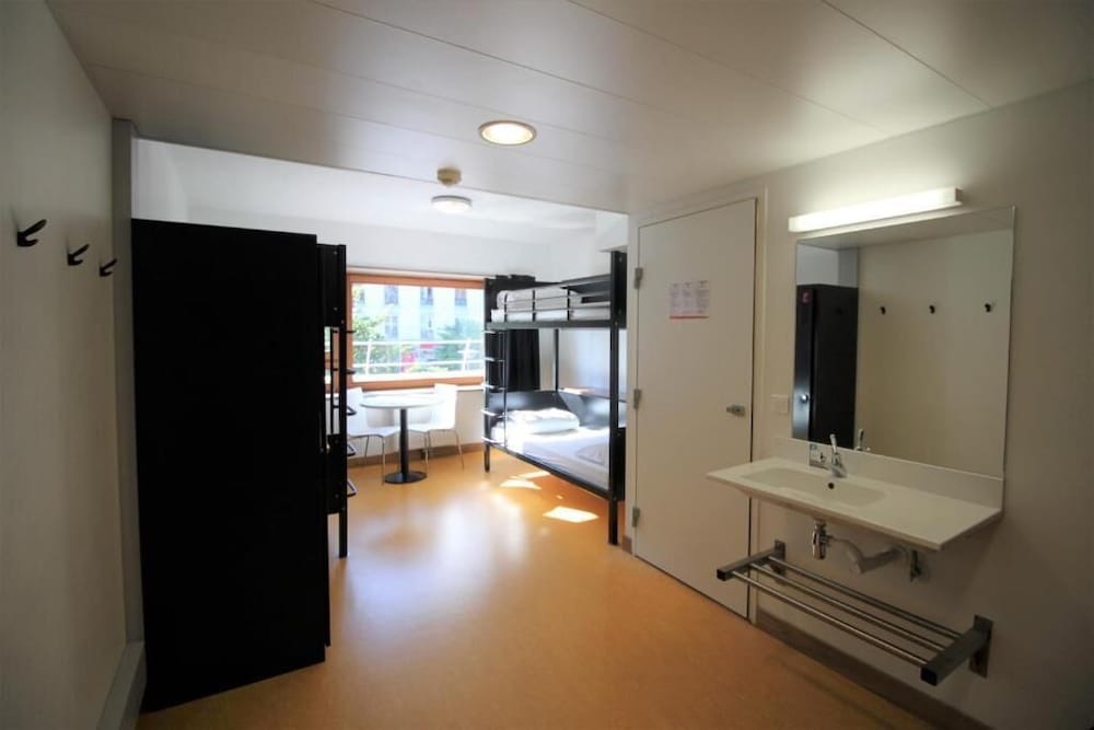 Quadruple Room with Ensuite Shower - Shared Toilets photo 2