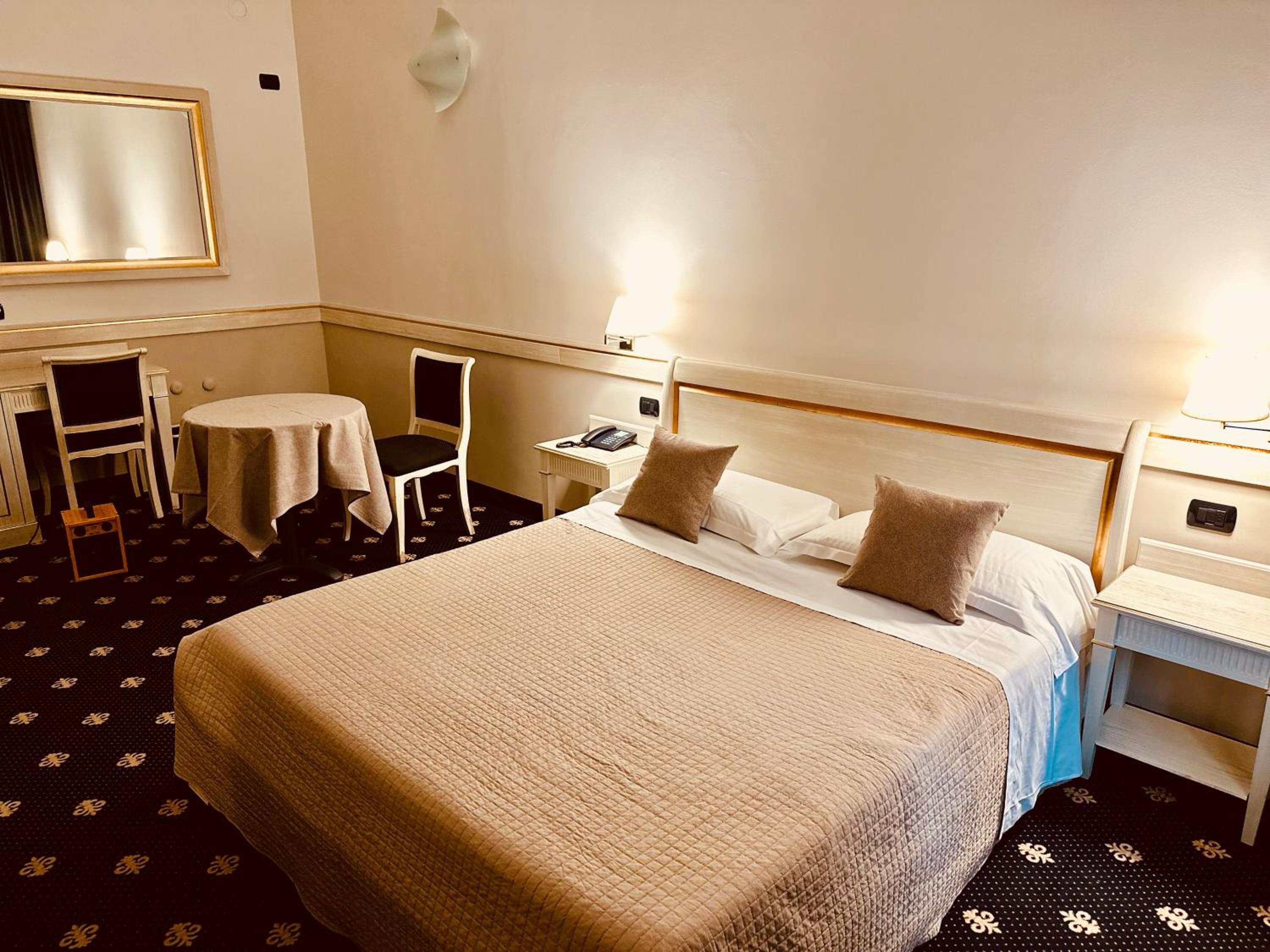 Large Double Room - Photo 30
