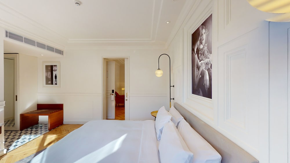 Suite - Photo 1