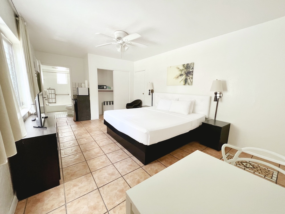 Standard Studio, 1 King Bed, Accessible
