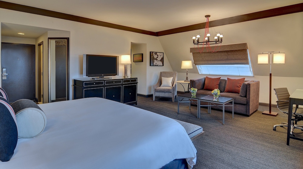 Grand Suite, 1 King Bed, Accessible (Mobility/Hearing, Roll-In Shower) photo 3