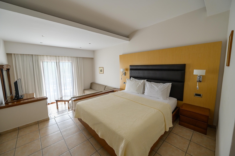 Classic Double or Twin Room, Non Smoking, Pool View