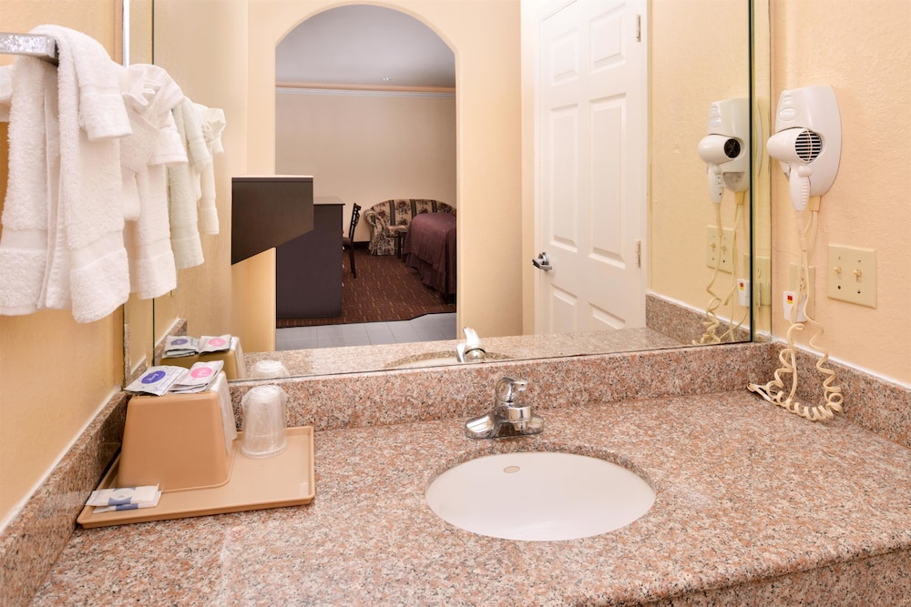 Suite, 1 King Bed, Jetted Tub - Photo 5