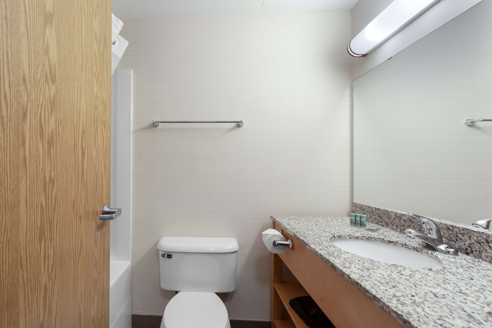 Standard Room, 1 Queen Bed, Non Smoking, Refrigerator - Photo 4