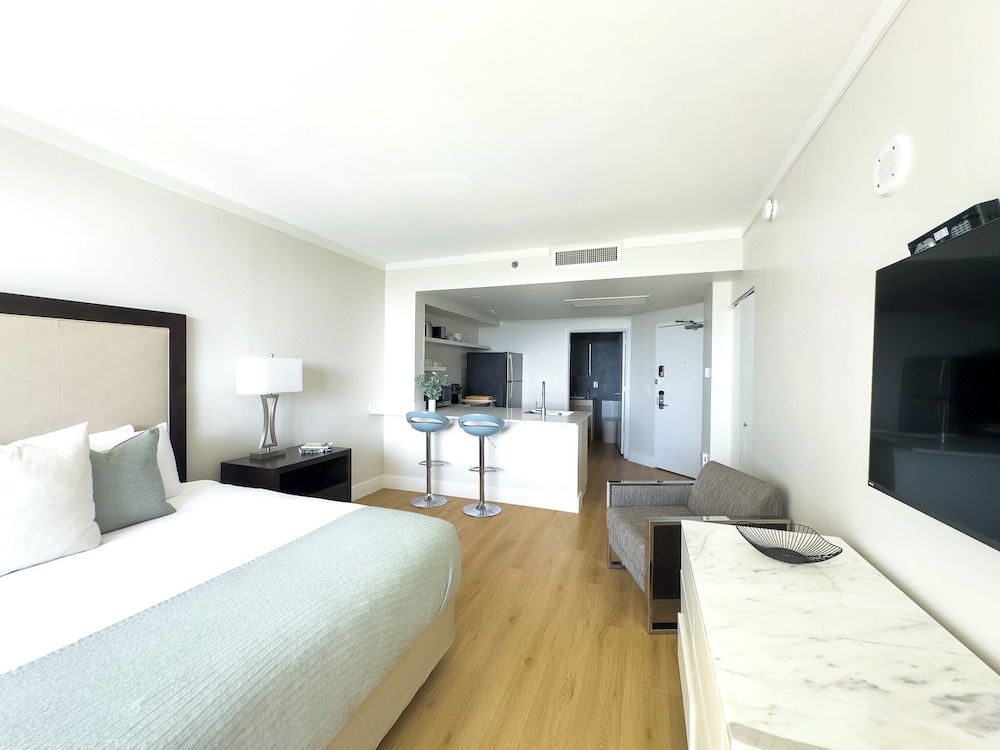 Deluxe Studio Suite, Kitchenette, Ocean View2004.02