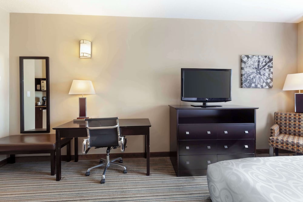 Suite, 1 King Bed, Non Smoking, Refrigerator & Microwave (Larger Room)