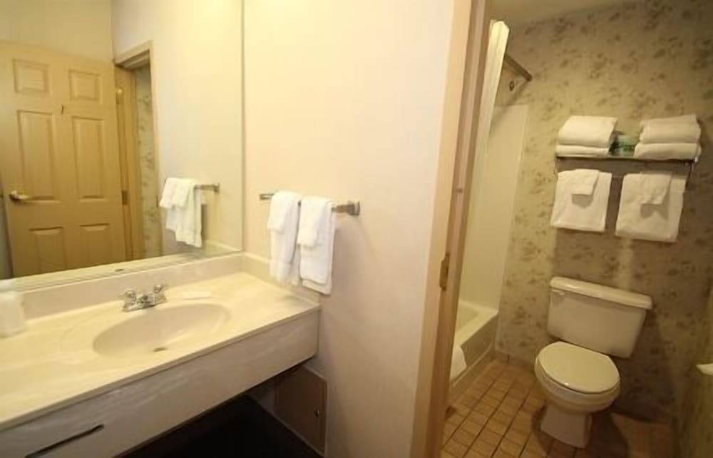 Poolview Room, 2 Queen Beds photo 2