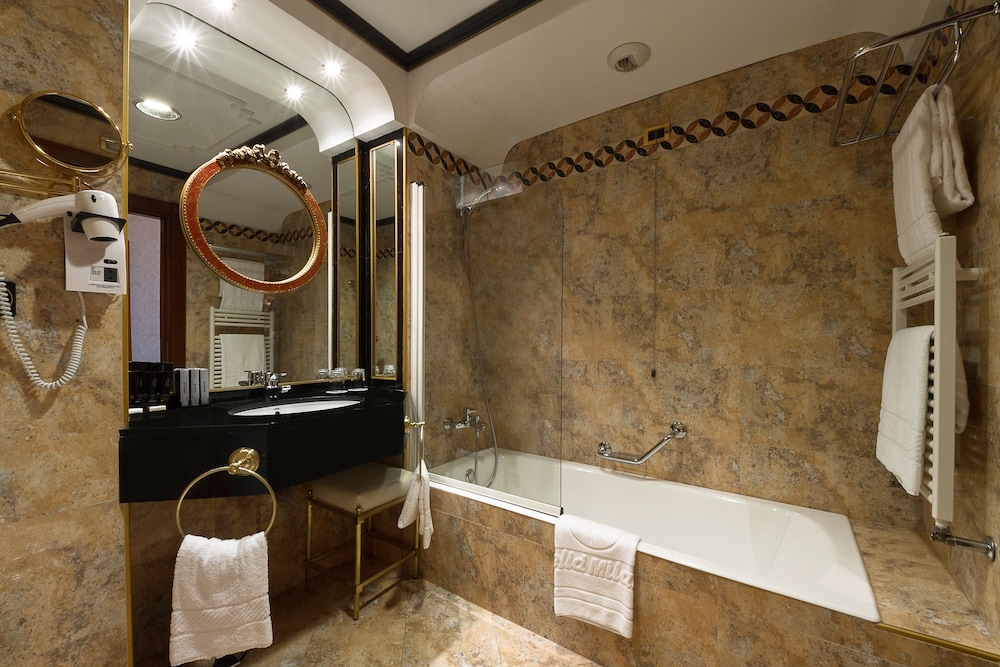 Premium Guestroom - Photo 4