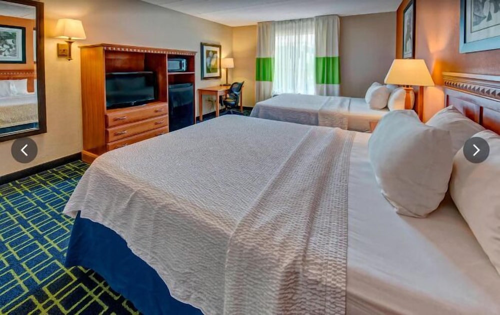 Basic Room, 2 Queen Beds - Photo 1