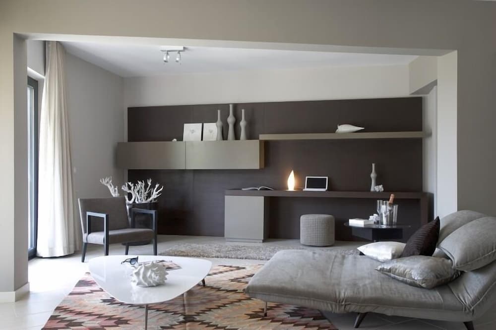 Executive Suite - Photo 9