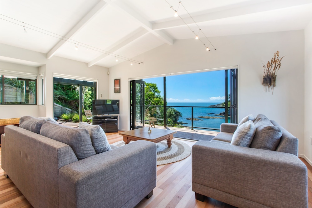 Beachfront Enclosure Bay photo 2