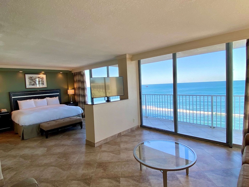 Premium Studio Suite, 1 King Bed with Sofa bed, Oceanfront - Photo 1