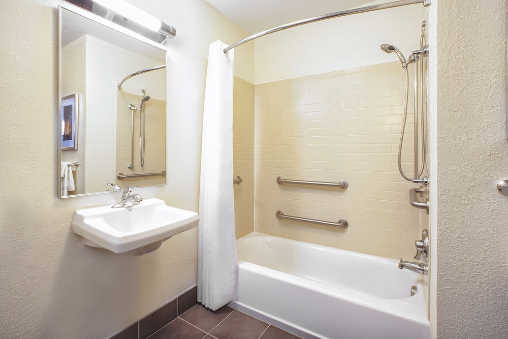 Suite, 1 Bedroom (1 Qn, Sofa Bed, Addl Lvng Area) - Photo 8