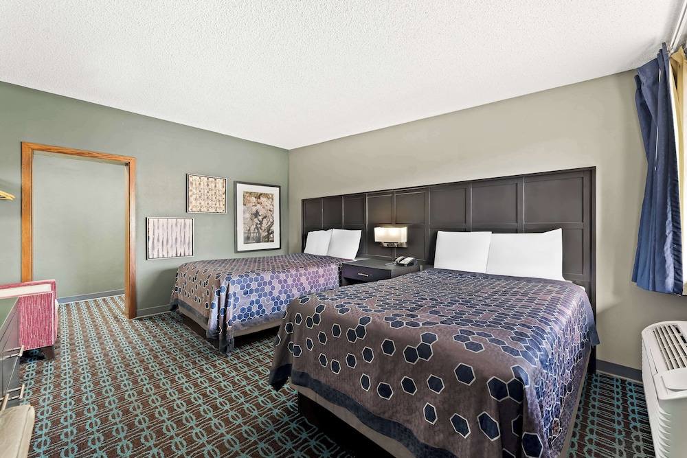 Room, 2 Double Beds - Photo 4