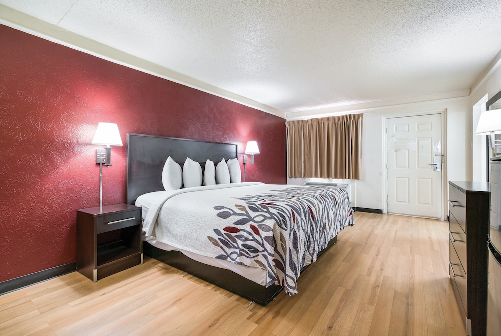 Superior Room, 1 King Bed, Smoking - Photo 1