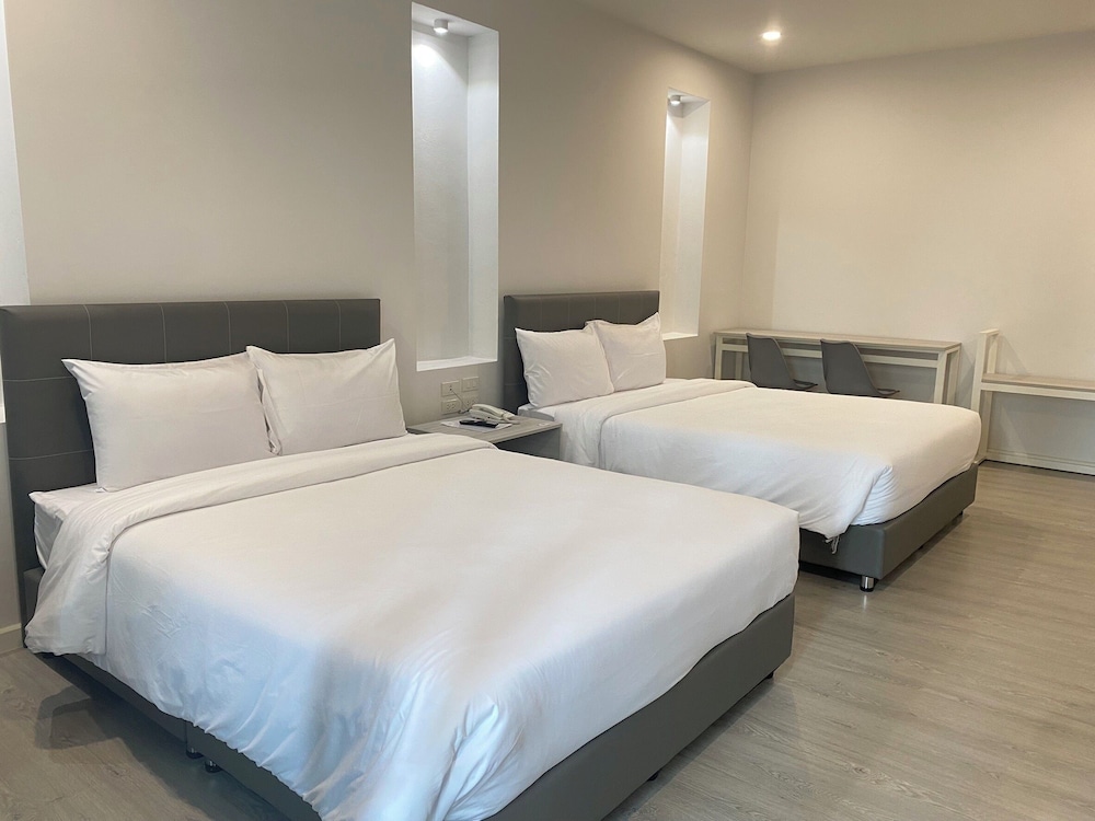 Deluxe Twin Room, 2 Queen Beds - Photo 3
