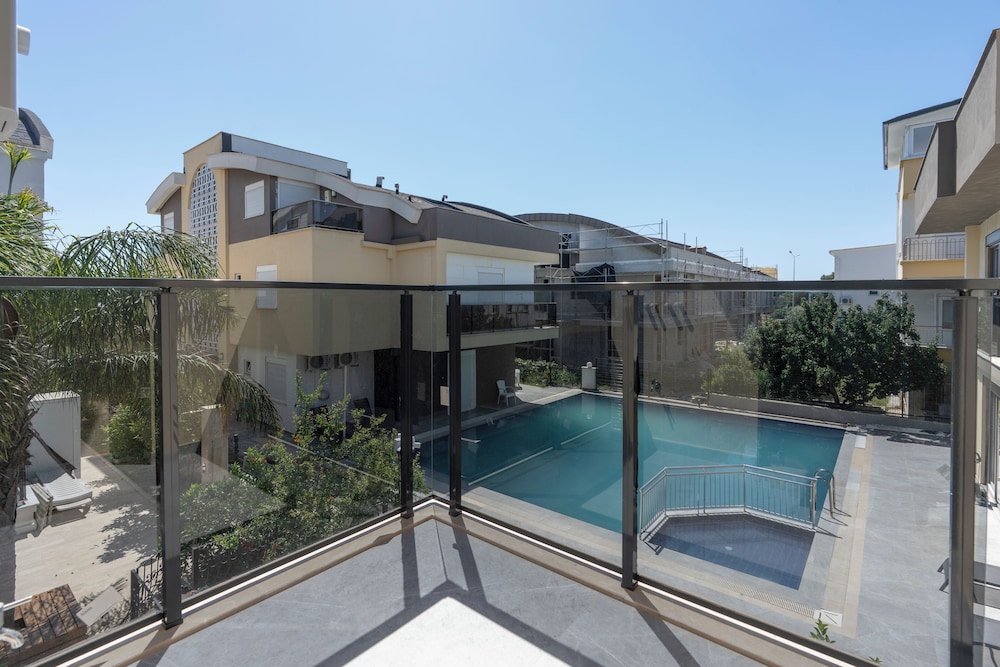 Family Room, 2 Bedrooms, Balcony, City View photo 3