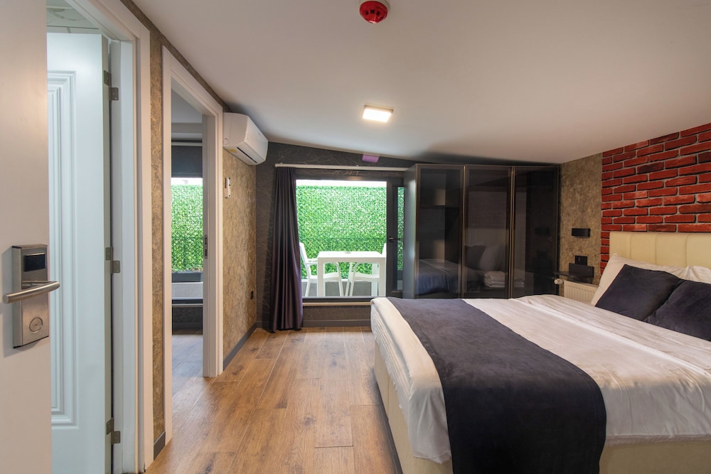 Deluxe Room, Hot Tub photo 2