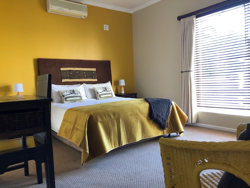 Deluxe Room, 1 Queen Bed, Refrigerator, Pool View (African Wild Dog Room)