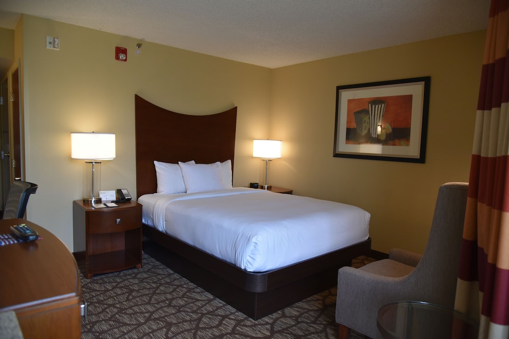 Room, 1 Queen Bed, Accessible (Roll-in Shower) - Photo 1