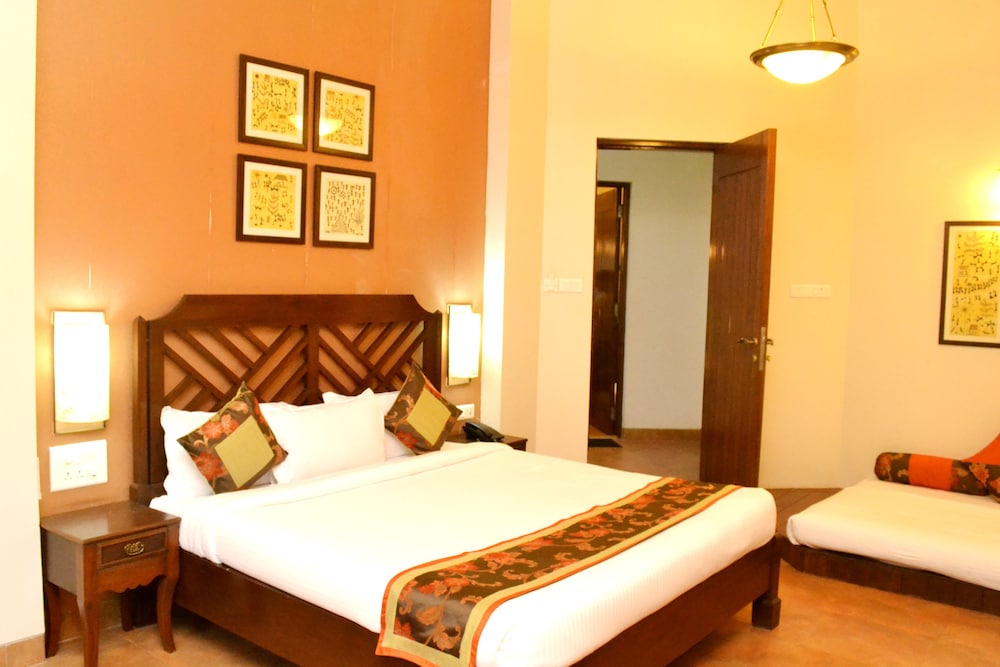 Superior Studio, 1 Queen Bed, Private Bathroom, Pool View photo 1