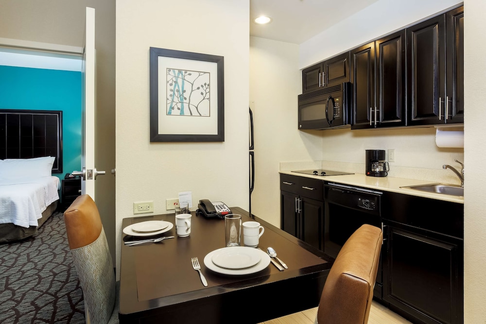 Suite, 1 King Bed, Accessible (Mobility & Hearing, Roll-in Shower) photo 3