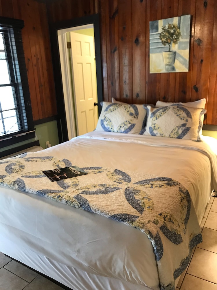 Standard Single Room, 1 Queen Bed, Balcony (The Wilmington Room) photo 2