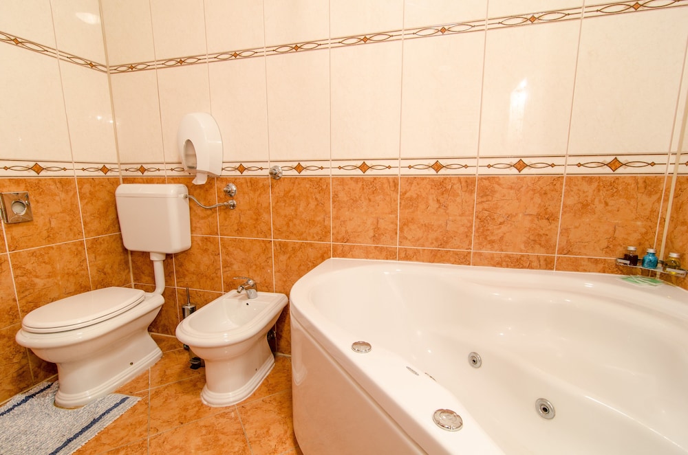 Classic Apartment, 2 Bedrooms, Kitchen thumbnail 6