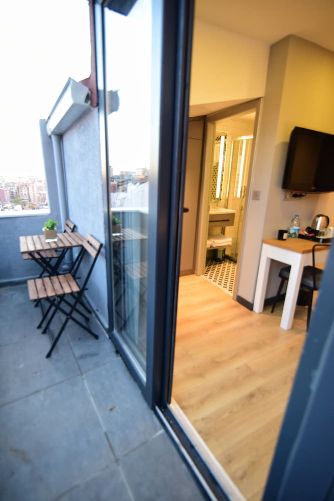 Double Room with Balcony - No Elevator (4th Floor) photo 3