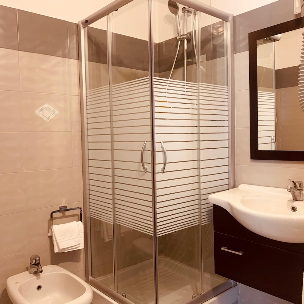 Deluxe Studio Suite, Private Bathroom, Poolside photo 3