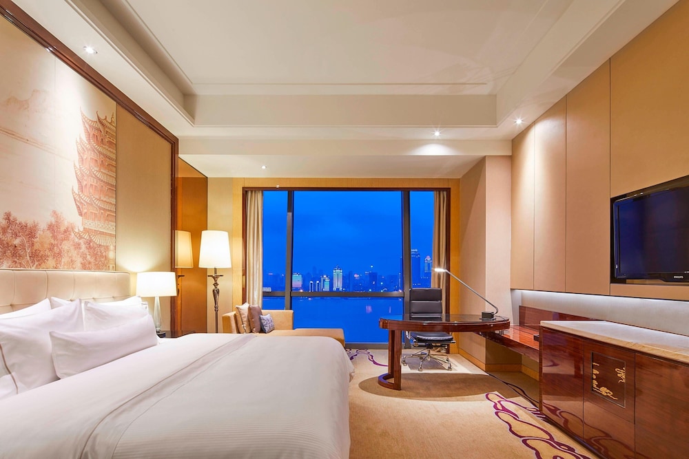 1 King Bed, River View, Executive Lounge Access, Guest Room