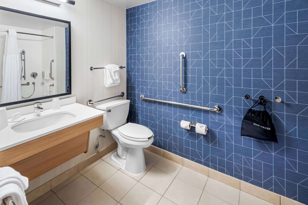 Room, 1 King Bed, Accessible (Mobility & Hearing, Roll-in Shower) - Photo 5