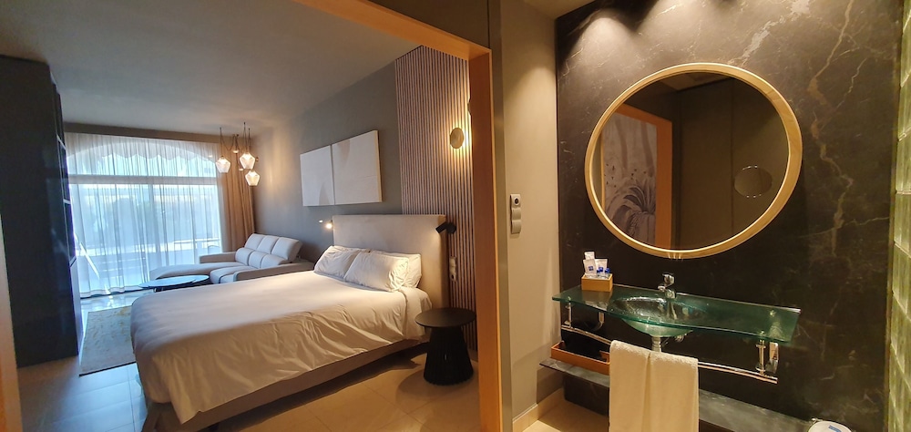 Premium Room, 1 King Bed, Pool Access, Garden Area (Adults Only)