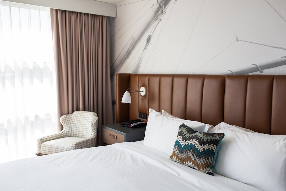 Premium Room, 1 King Bed, Mobility Accessible (Roll-In Shower)