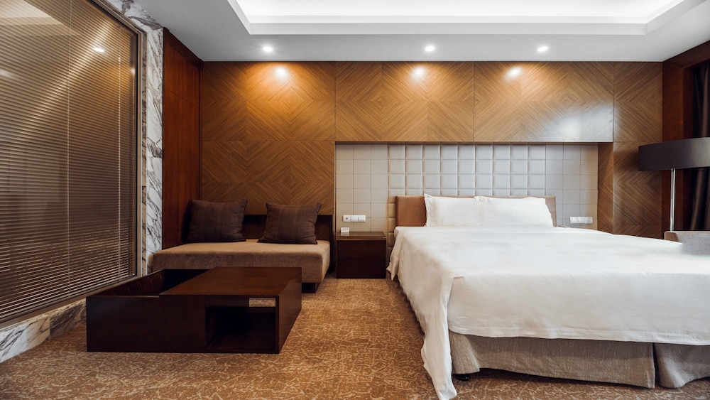 Suite, 1 King Bed - Photo 9